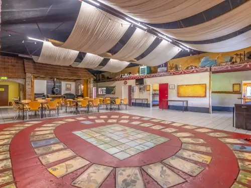 Gruppenunterkunft mit überdachter Terrasse und Spielwald