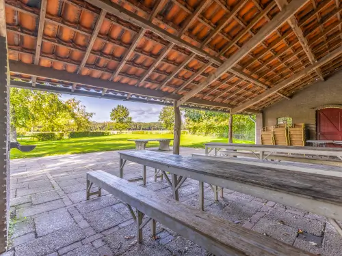 Gruppenunterkunft mit überdachter Terrasse und Spielwald