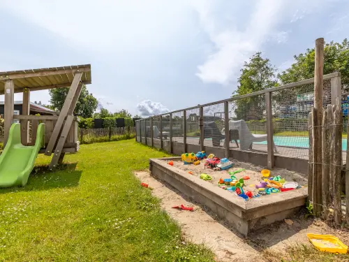Schöne Gruppenunterkunft mit Holzofen und Schwimmbad