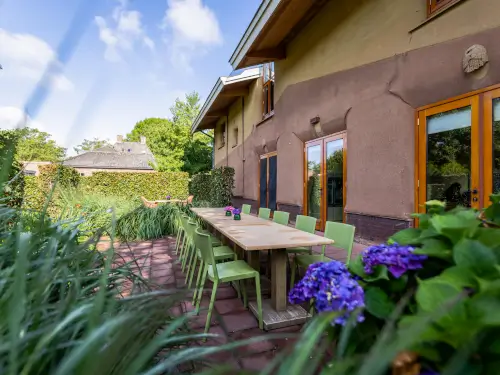 Luxus-Familienhaus aus Stroh und Lehm