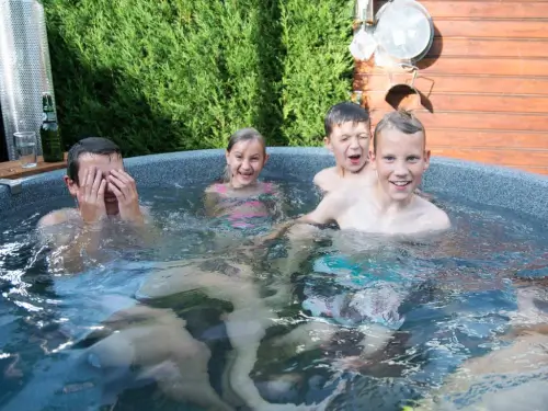 Romantisch übernachten in Bettnische + Hottub