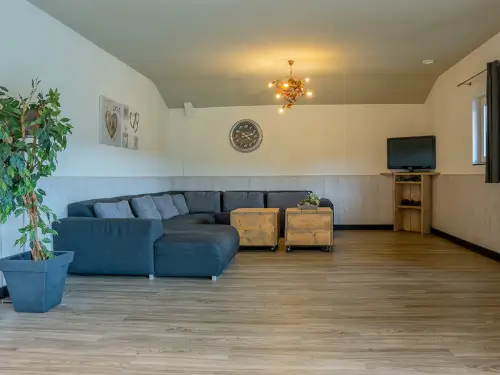 Gemütliche Unterkunft mit Loungeecke und Terrasse
