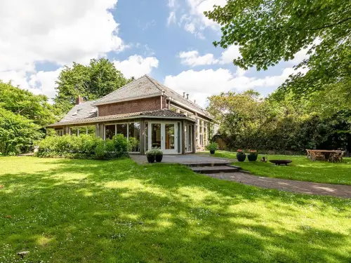Familienhaus mit Sauna und Feuerstelle inmitten der Natur