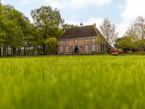 Stattliches Ferienhaus in waldreicher Lage auf einem Landgut