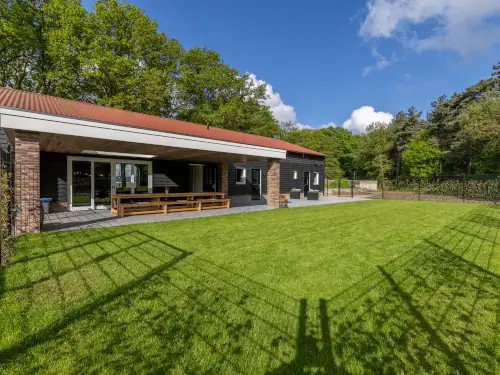 Ferienhaus mit überdachter Terrasse in waldreicher Umgebung