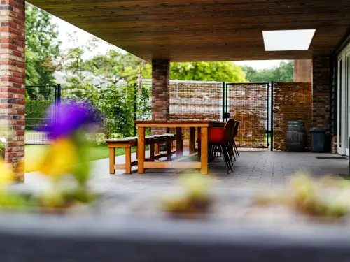 Ferienhaus mit überdachter Terrasse in waldreicher Umgebung