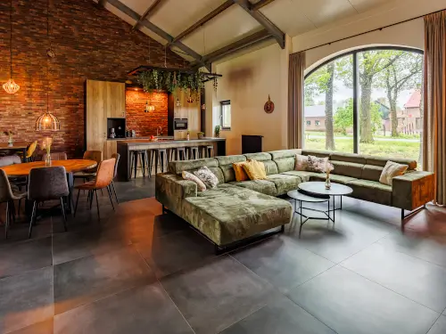 Ferienhaus mit überdachter Terrasse in waldreicher Umgebung