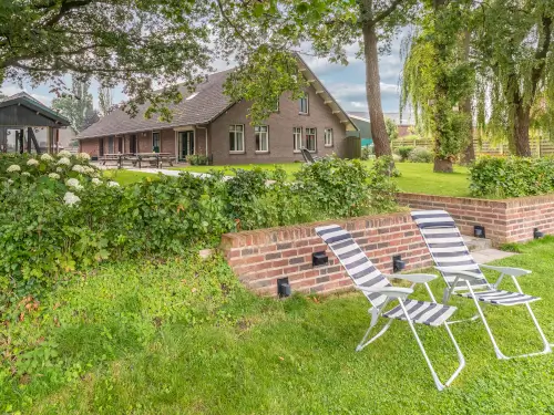 Ferienhaus mit Whirlpool, überdachter Terrasse & Spielloft