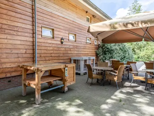 Früherer Bauernhof mit großem Grundstück und Obstgarten