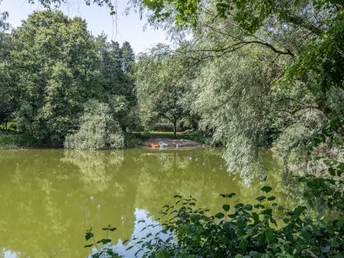 Neu - Ferienhaus mit Teich und bewaldetem Garten