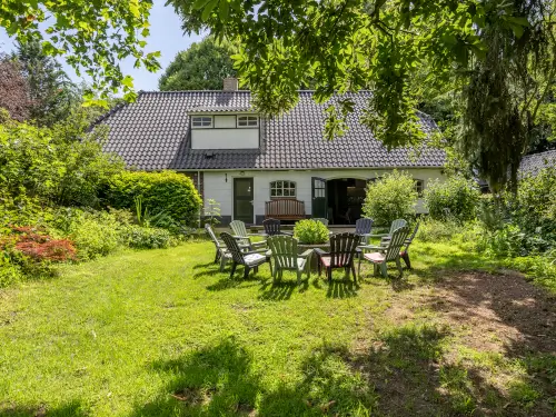 Neu - Ferienhaus mit Teich und bewaldetem Garten