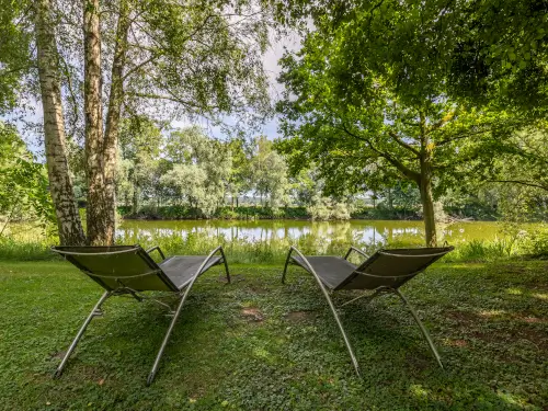 Neu - Ferienhaus mit Teich und bewaldetem Garten