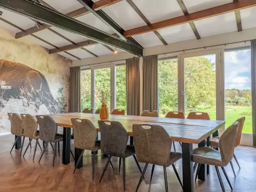 Luxus-Ferienhaus mit Fußballplatz und Schwimmteich