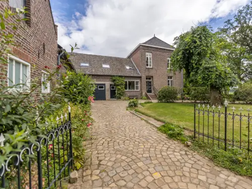 Historisches Bauernhaus in waldreicher Umgebung an der Maas