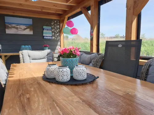 Ferienhaus mit Vordach am Wasser