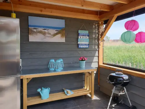 Ferienhaus mit Vordach am Wasser