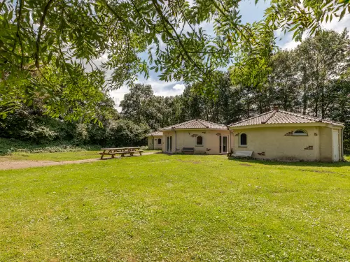 4 Ferienhäuser mit Gruppenraum und Terrasse