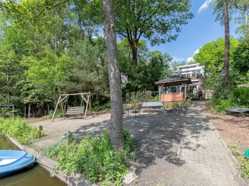 Ferienhaus am Wasser mit Grillhütte, Whirlpool und Sauna
