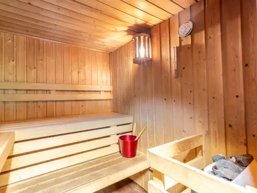 Ferienhaus am Wasser mit Grillhütte, Whirlpool und Sauna