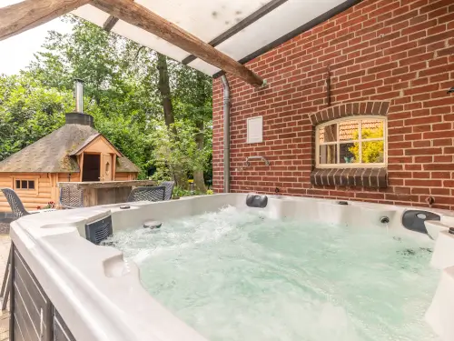 Ferienhaus mit überdachter Terrasse, Außenküche, Kamin und Whirlpool