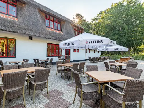 Reetgedeckte Gruppenunterkunft am Friese Wold