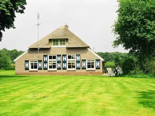 Reetgedeckte Gruppenunterkunft mit großer Terrasse