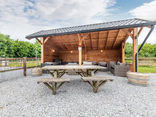 Ferienhaus mit Terrasse, Loungeset, Grill und Frühstück