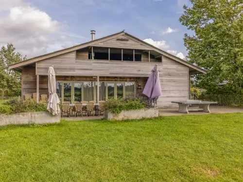Ferienunterkunft mit Spielwald, Lagerfeuer und überdachter Terrasse