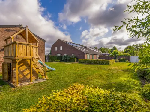 Modern eingerichtetes Ferienhaus mit großer Terrasse