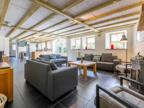 Gemütliches Gruppenhaus + Wohnung in der Nähe eines großen Waldes