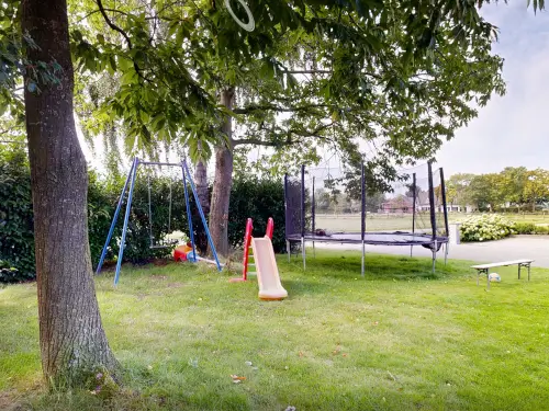 Schöne Unterkunft mit großen Zimmern und großem Spielplatz